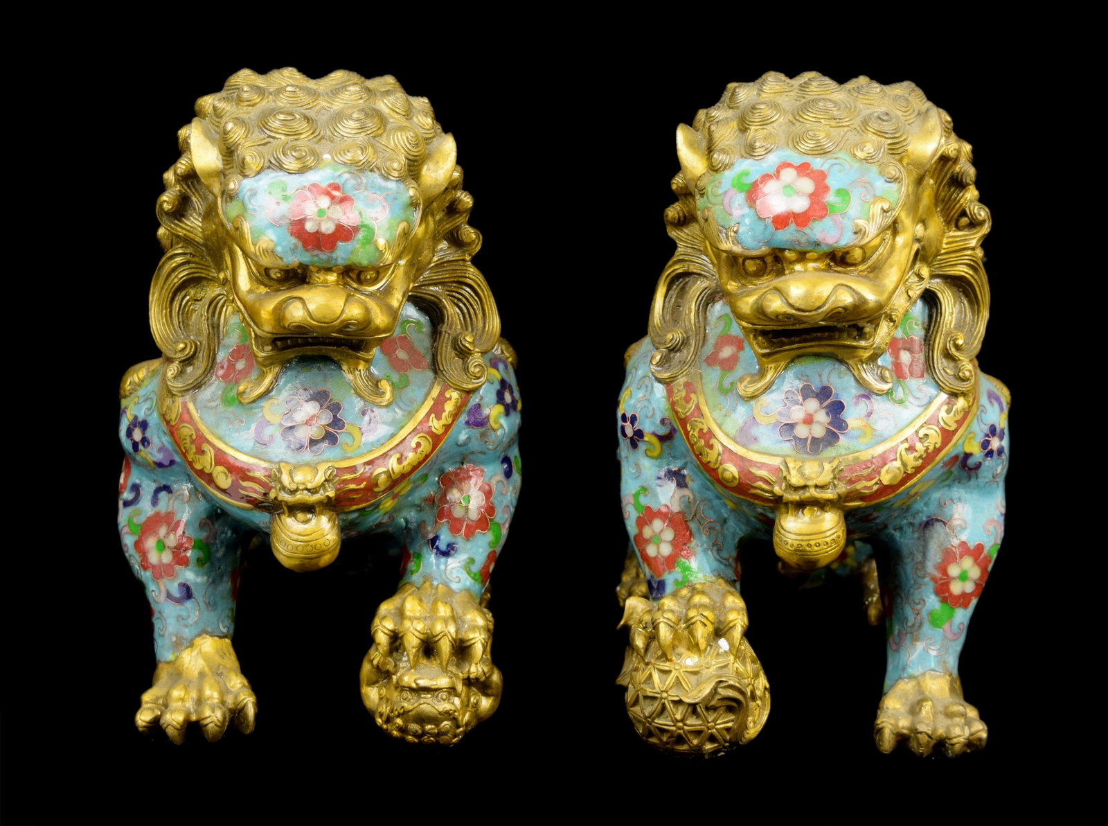 [Chinese] A Pair of Turquoise Ground Cloisonne Lion Couple Statue: [Chinese] A Pair of Turquoise Ground Cloisonne Lion Couple Statue | 松石地錦泰藍對獅像 Dimension: 26x17x25cm