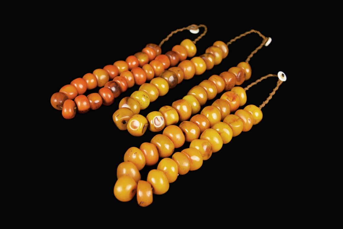 [Chinese]  A Set of Three Old Large Amber Bead (1 of 5)