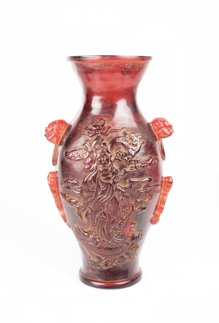 [Chinese] An Old Amber Handled Vase Carved with Guanyin: An Old Amber Handled Vase Carved with Guanyin | 老琥珀獸首耳雕觀音瓶 Dimension: 27x16x10cm. Please Read the Terms and Condition Carefully be