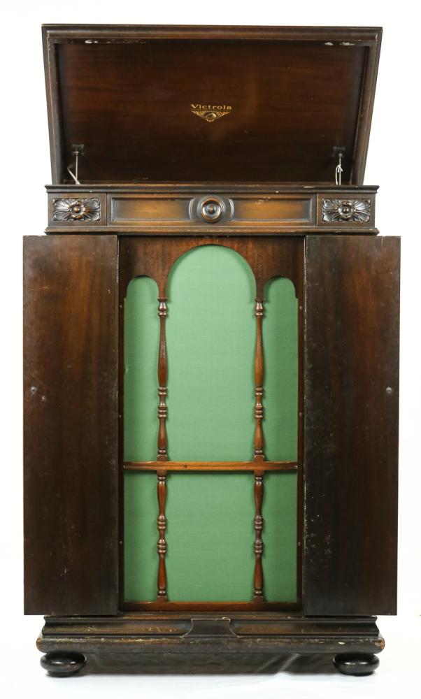 Victrola Credenza VE8-30X Phonograph: Victrola Credenza VE8-30X, electric model credenza, original orthophonic reproducer, back casting of reproducer has many age cracks, sold in original as-found condition, see photos.