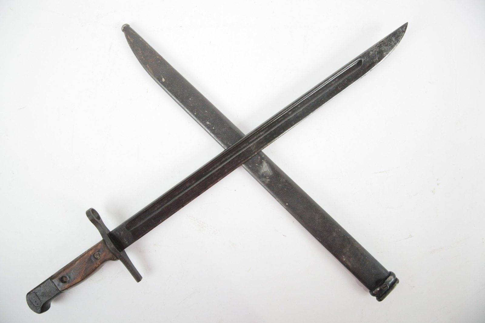 WWII Japanese Type 30 Bayonet w/Scabbard: Scabbard is worn and has minor surface rust in spots. Mid war production when hook crossguard was eliminated. See photos. Good condition. Very nice blued blade, with proper sharpening, measures 15 5/8