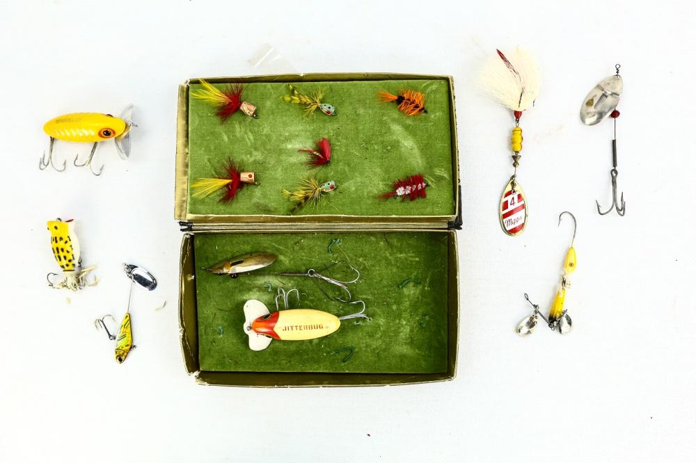 Lot of Vintage Fishing Lures & Hooks (1 of 4)
