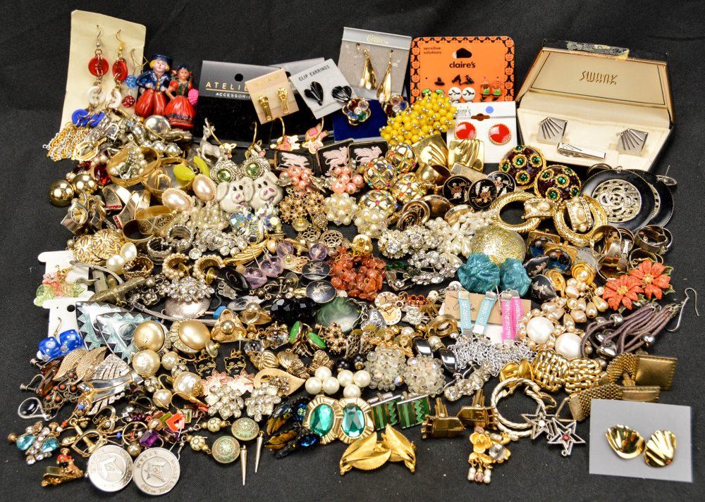 Lot of Vintage Costume Jewelry Earrings (1 of 9)