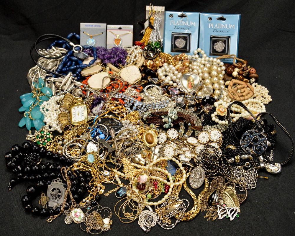 Lot of Vintage Costume Necklaces (1 of 15)