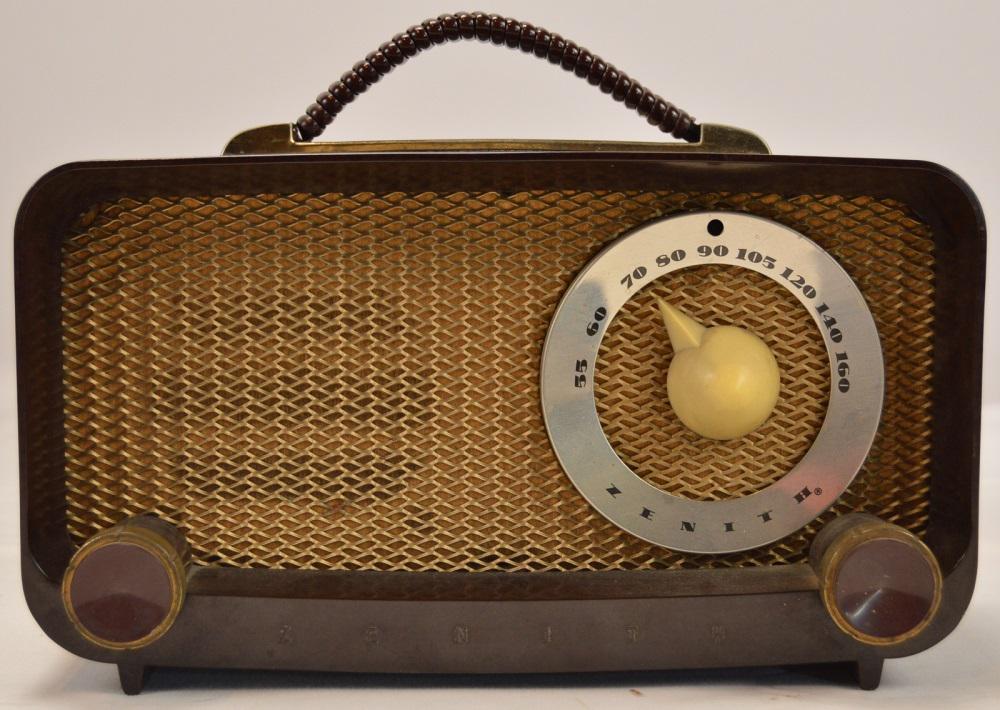 Zenith Model G511 Bakelite Radio (1 of 3)