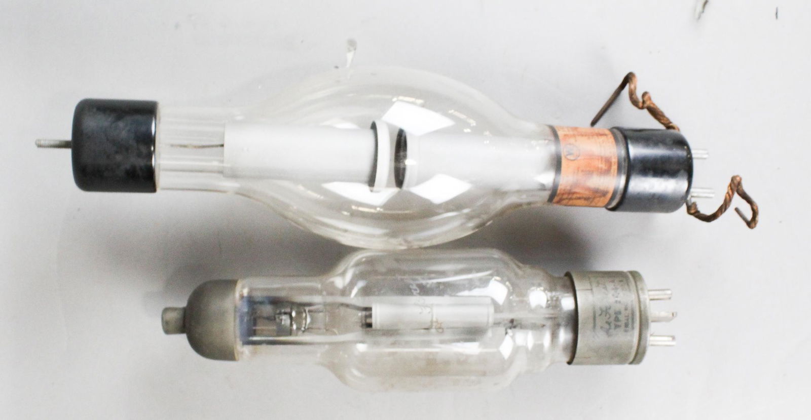 Deforest & Westinghouse Amplifying X Ray Tube: Deforest type 504A rare amplifying tube. Serial # 2565. In good condition, no damage. Westinghouse 332 X ray tube. Large. Measures 14 1/2" long. Westinghouse type 332 X ray tube serial # 196122. Measu