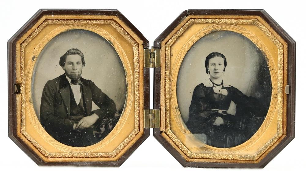 1/6 Double Tintype Civil War-Era Civilian Images: Double Tintype Civil War-Era, man and woman in union case, hinges intact, but some chipped edges, see photos.