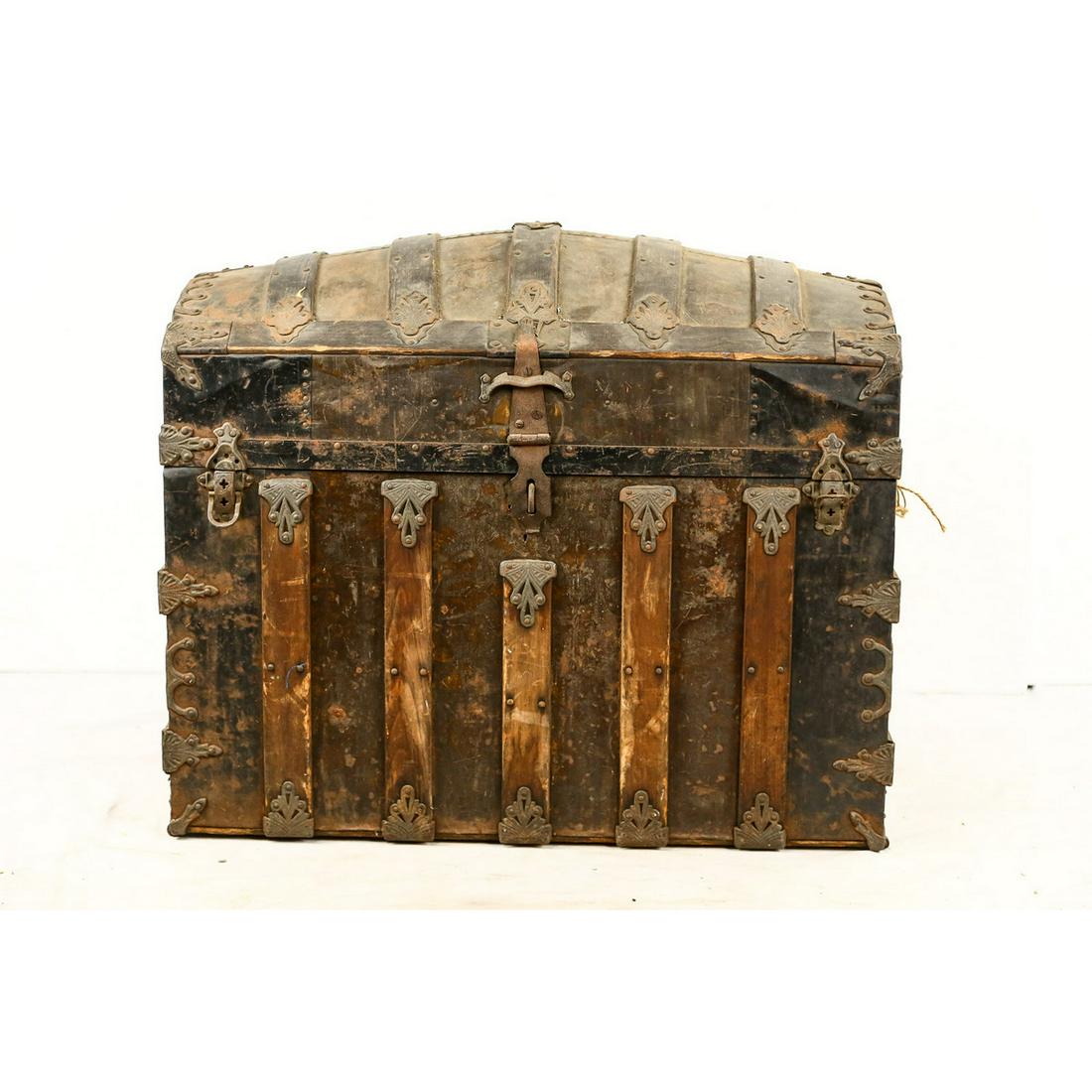 Vintage Humpback Trunk (1 of 11)