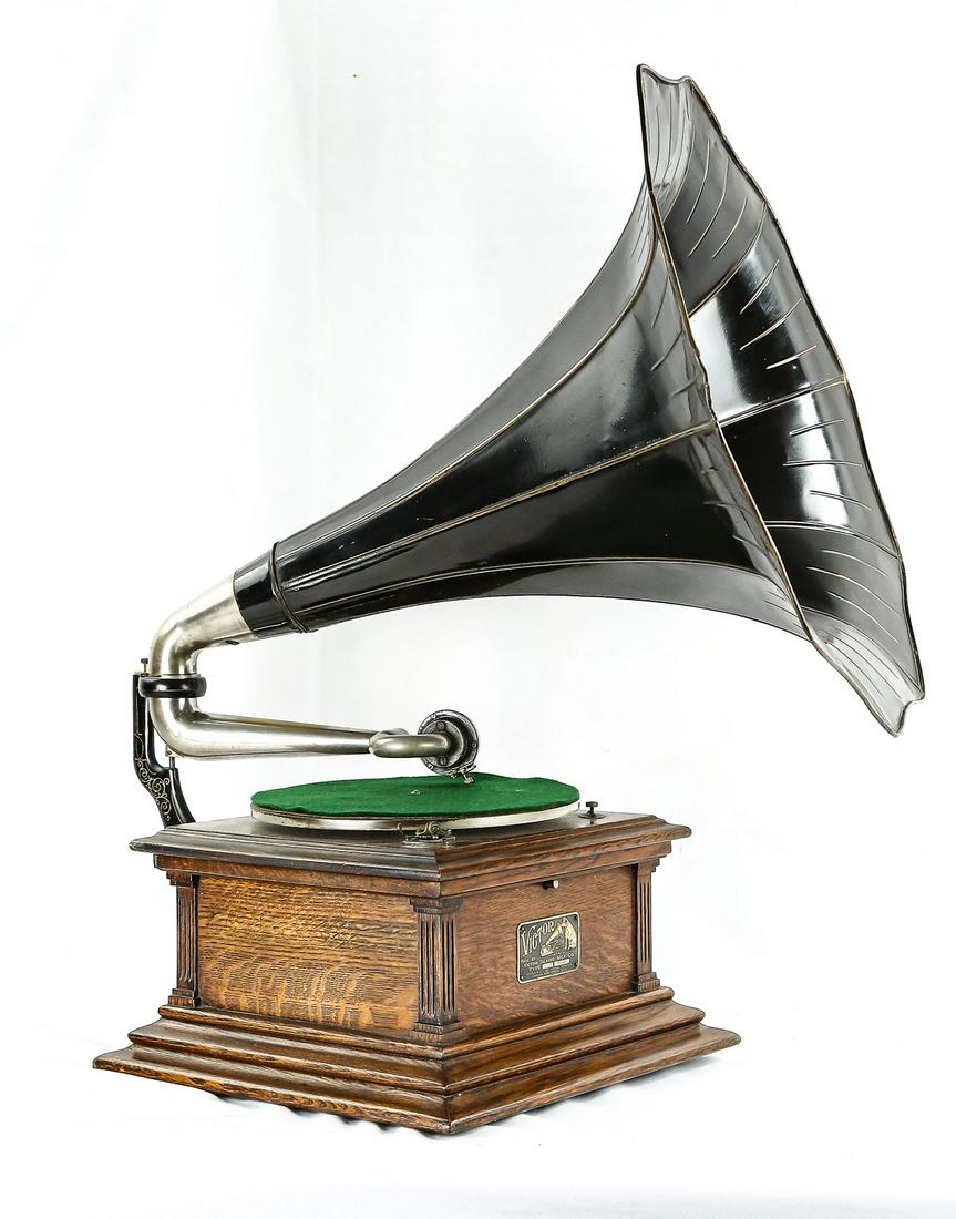 Victor III 78rpm Disc Phonograph: Made between 1902 -1920 by the Victor Talking Machine Co, Camden New Jersey. Nice clean machine in original finish oak case. Good nickel parts, rebuilt Exhibition reproducer. 21" black 10 petal mornin