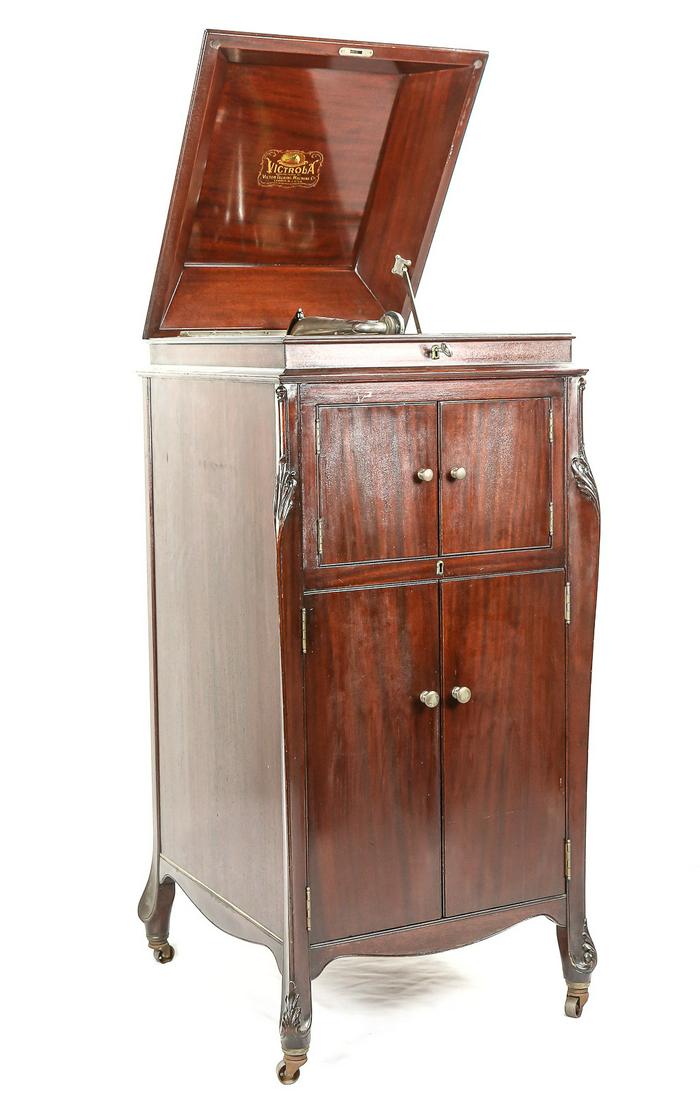 Victor Victrola XIV 78 RPM Disc Phonograph: Produced between 1912 - 1921 this Victor XIV has its original mahogany finish in good condition. The mechanism winds and plays properly. The finish on the nickel parts is good. Includes an Exhibition 