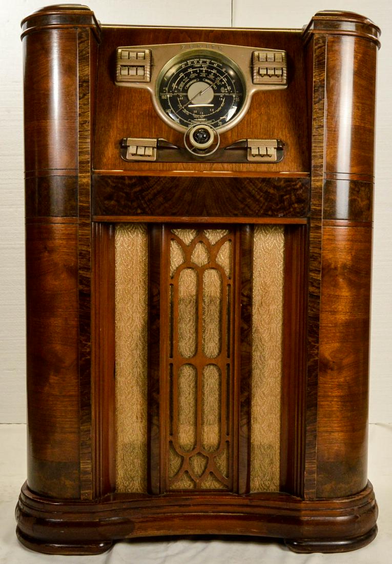 1941 Zenith Radio Model 10-H-57: 1941 Zenith Radio Model 10-H-57. AM - Prewar FM. Needs cord. Good condition otherwise.