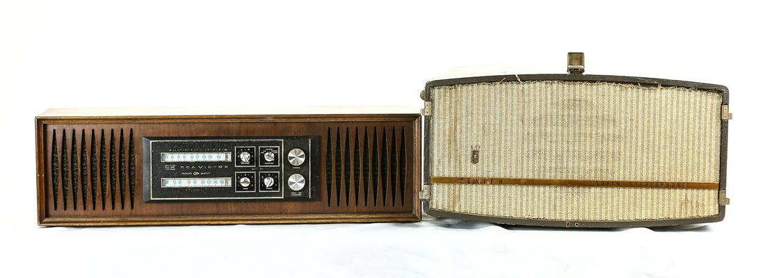 Zenith FPS-80C phonograph and RCA RHC60W radio: Two item lot – First item is Zenith FPS-80c stereo phonograph, missing hinged speakers, tube amplifier. Second item is RCA model RHC60W stereo radio in wood case. Both items are in good condition