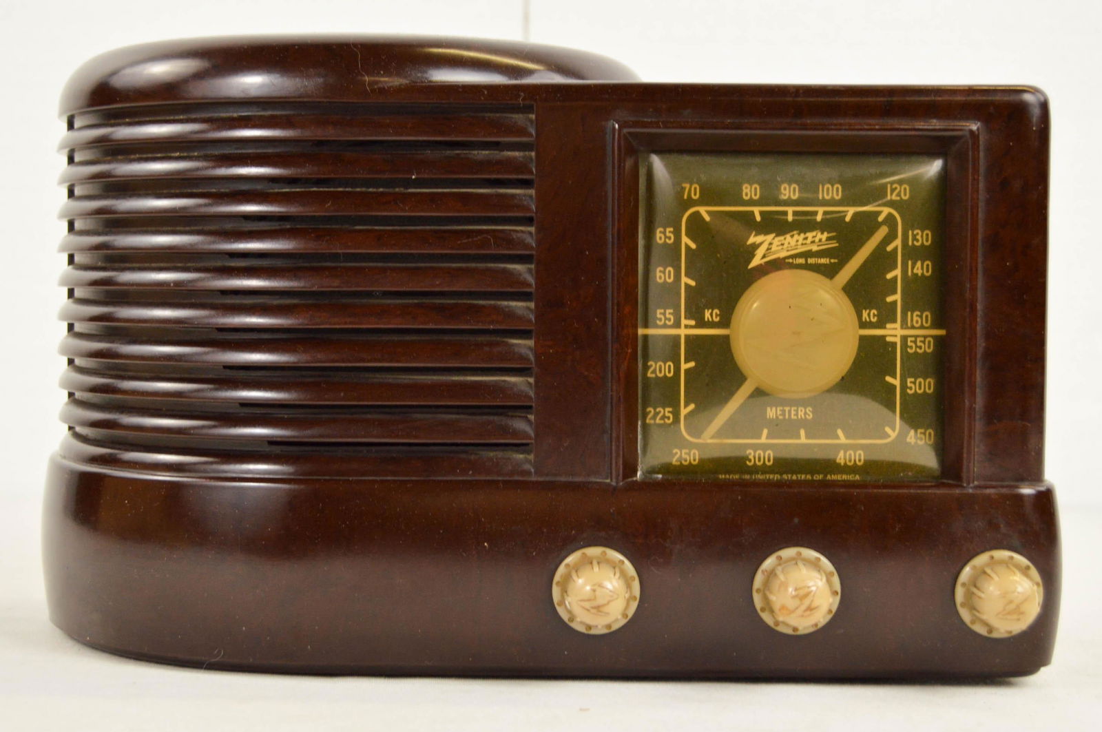 1942 Zenith 6D616 Table Radio: 1942 Zenith 6D616 Table Radio. In very good condition.