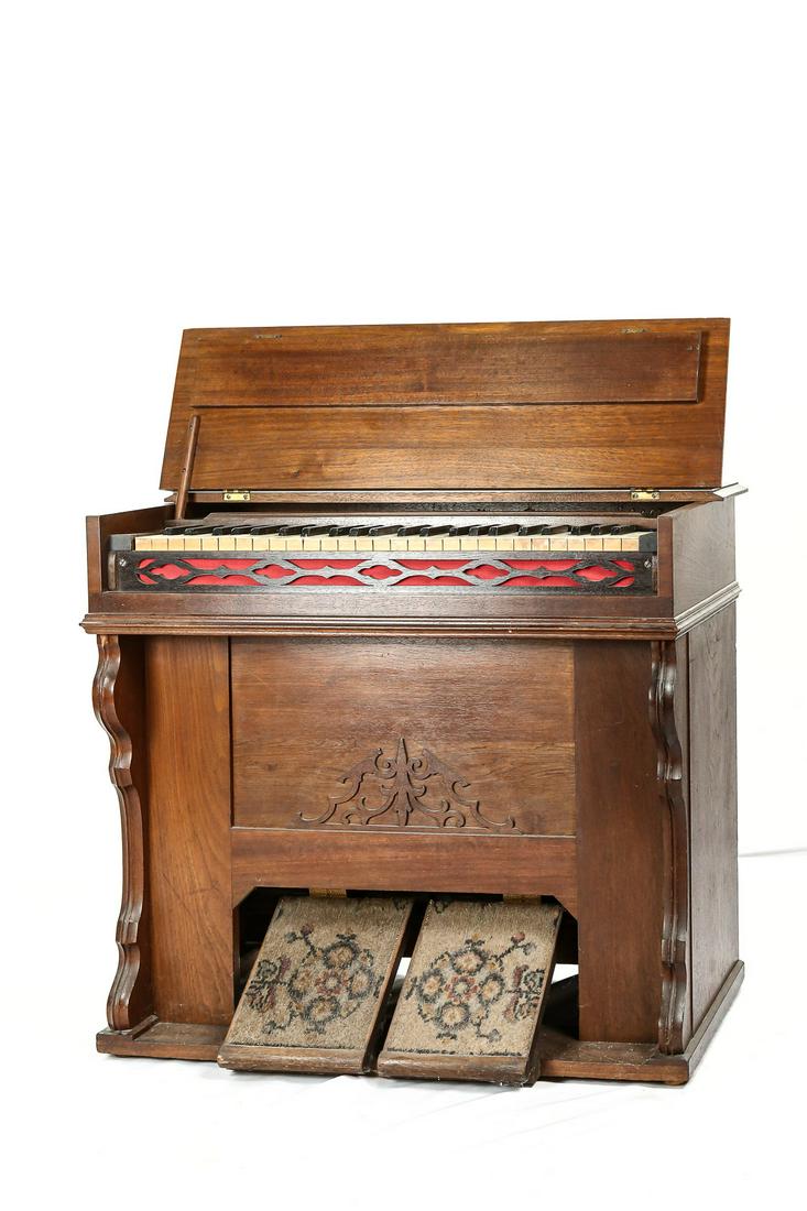 Mason & Hamlin 4 Octave Portable Pump Organ: Circa 1880's portable pump organ made by Mason & Hamlin of Boston Mass. These small pump organs often referred to as "Preacher Organs" were popular at the turn of the 19th century among traveling prea