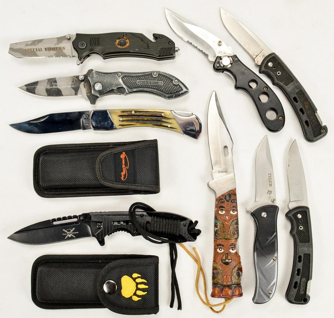 Box Lot 9 Folding Knives: Box lot of 9 folding knives from various makers such as Buck, Smith and Wesson, and more. All knives have some wear on the blades and grips. See photos.