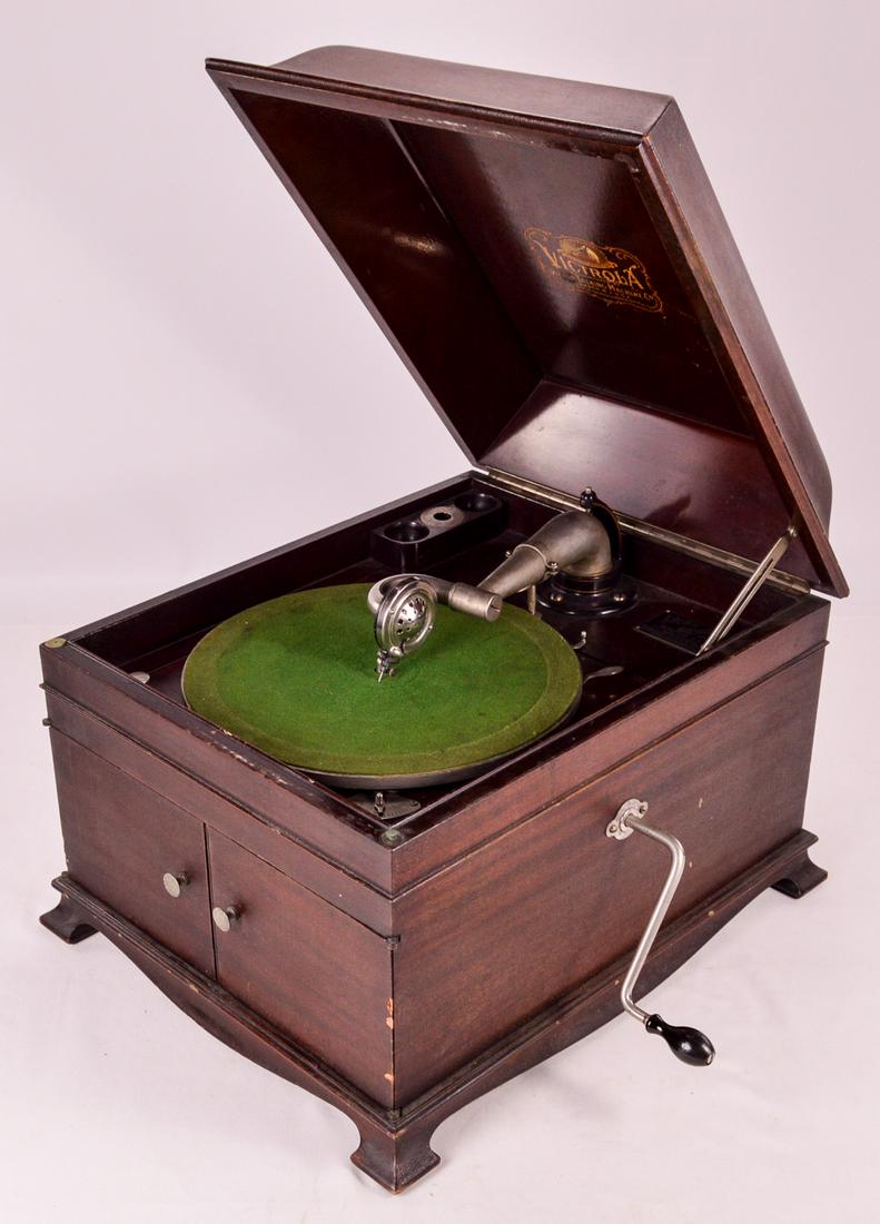 Victor Victrola VV-IX Mahogany Disc Phonograph (1 of 10)