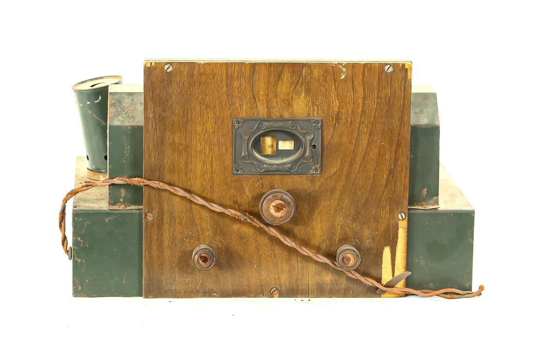 Edison Receiver Unit Type 7R: Edison receiver unit type 7R with serial number 72228 as stated on the machine. Receiver has a wooden face board and comes with 5 tubes, cord is missing plug, surface has rust spots and wood has a chi