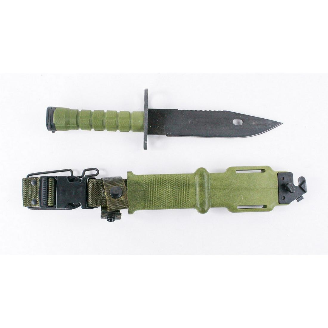 US M9 Third Generation Bayonet, Ontario Made: US M9 Third Generation bayonet, Ontario made. Made for M16 and M4 rifles. Green plastic scabbard has wire cutter on the end. Like new. See photos.