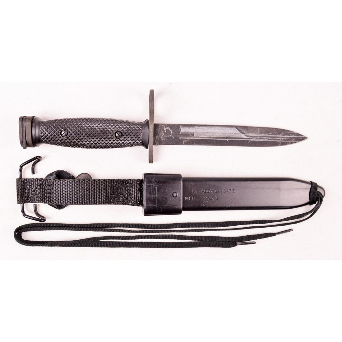Modern US M7 Bayonet and M10 Scabbard: Modern US M7 bayonet for the M16 rifle and M10 black plastic scabbard, Ontario marked. Knife is like new. Blade has some marks form scabbard but can be cleaned off. Scabbard marked "Assy 8448476 2V376