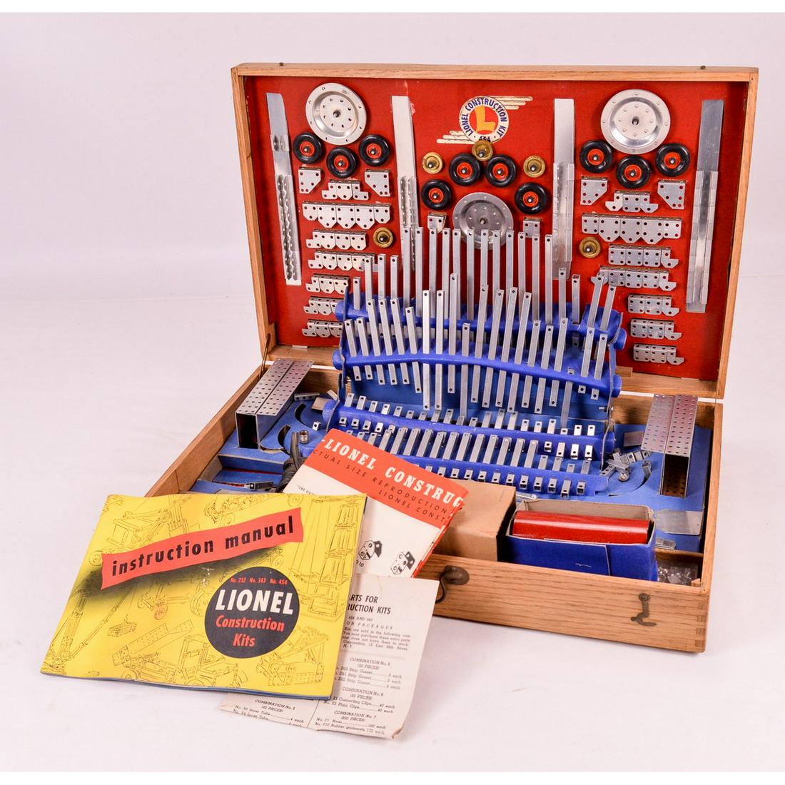 Vintage Lionel No. 454 Construction Kit: A 1948 Lionel construction set number 454 in like new condition. Wood container box in very good condition and looks to have all the pieces, booklet and paperwork. The top cover decal has a few wrinkl