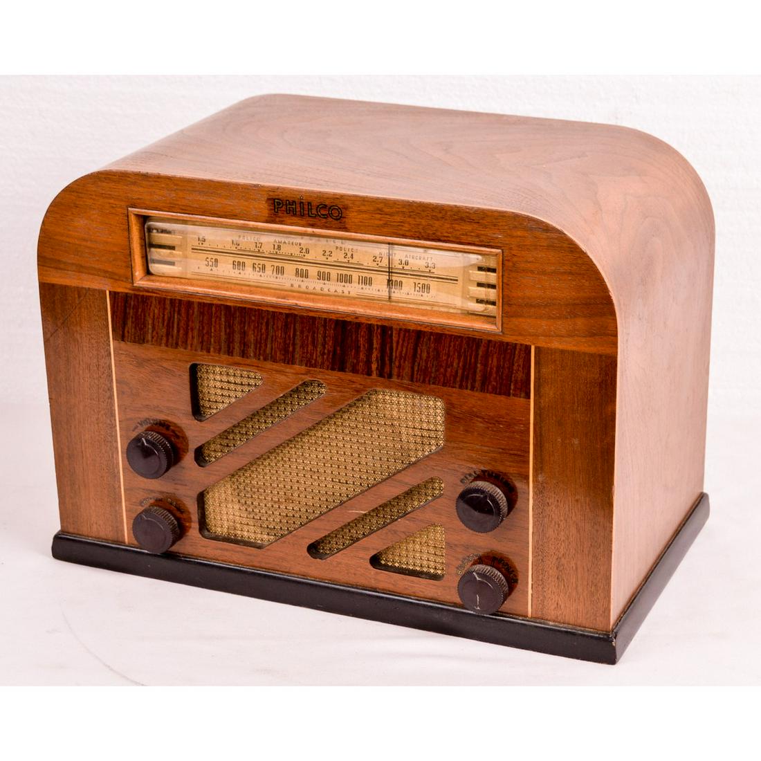 Philco Model #40-130T Radio: From 1940, this radio has 6 tubes, AM, and Police. The cabinet is in good condition and all parts are present, however, it is missing the back cover. Approx. size 14" L x 8" W x 10" H. Untested. See p