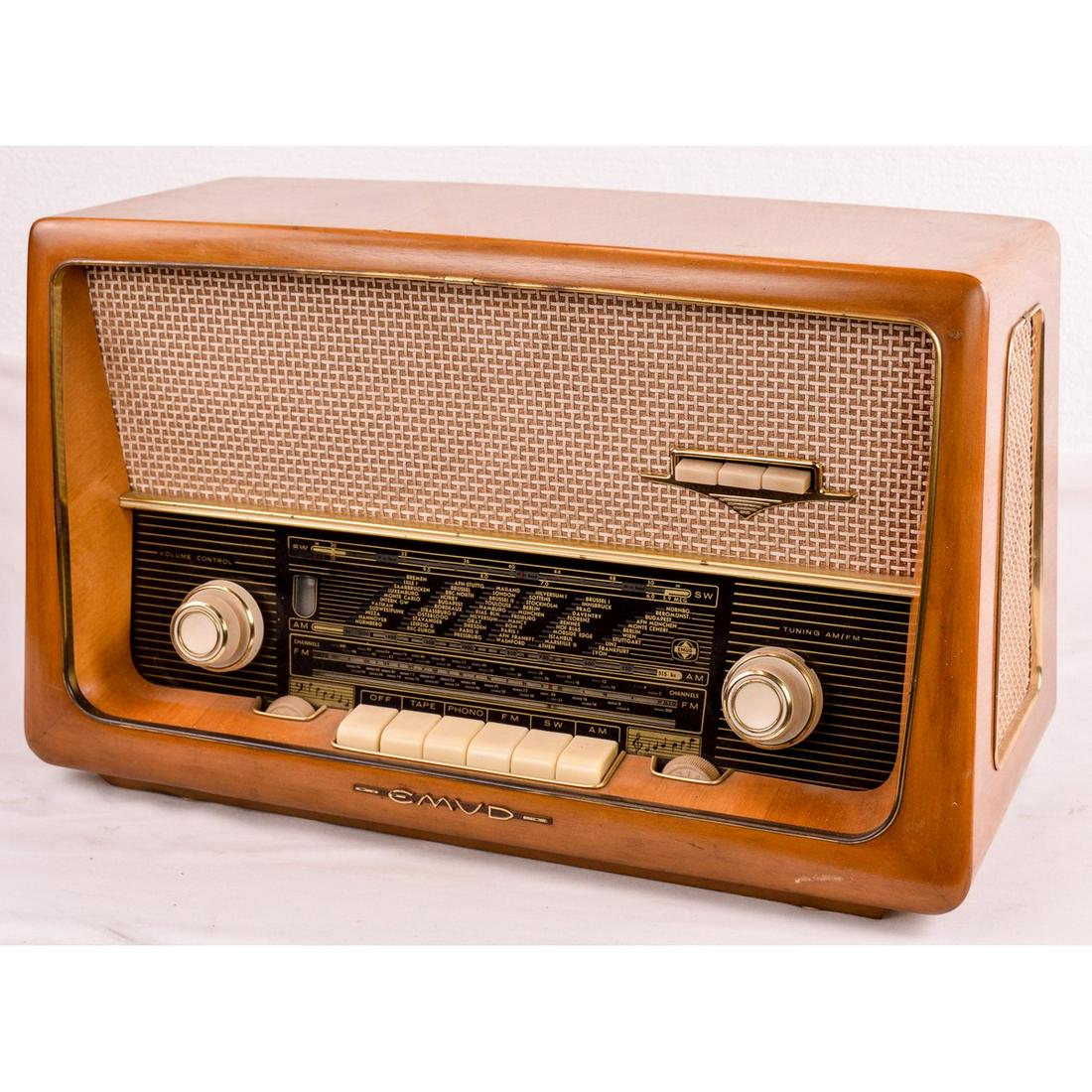 Rekord Senior EMUD Foreign Radio: Rekord Senior EMUD Foreign Radio made in year 1958 in Germany. This radio has AM, FM, Shortwave, and has 7 tubes. The finish is in good condition. Untested. See photos. Approx. Size: 20.50" L x 7.50"