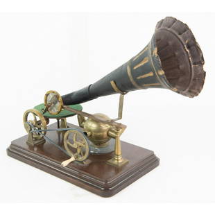 Kammer & Reinhardt Hand wind Disc Gramophone: Circa1891 Berliner patent. All original machine with the exception of the belt and turntable felt. Oak base in original finish. Earliest version of the strap reproducer shows patents from several