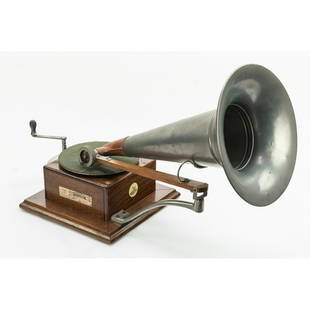 Berliner European Trademark Disc Phonograph: Made by Gramophone & Typewriter Ltd. circa 1897. In outstanding original condition. Original finish oak case with beautiful decal and round celluloid trademark emblem on front as well as a metal