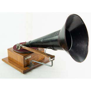 Berliner Montross Disc Phonograph: Serial No. M1095 Circa 1898. Frank Seaman contracted with Levi Montross to produce an alternative to Johnson’s Improved Gramophone. A suit was brought by Johnson in 1898 and each unsold Montross