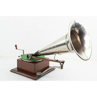 European Berliner Trademark Disc Phonograph: The only identification on this model is original dealer decal on the side that indicates it was purchased in Paris that reads “Co. Francais and Gramophone – Paris – Brevold G.G.D.G. en France �