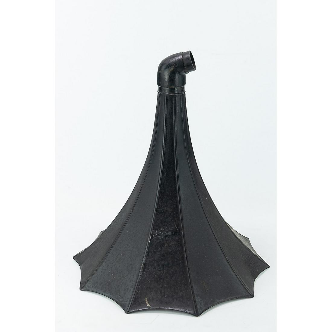 Black Scalloped edge Columbia Phonograph Horn: Black Scalloped edge Columbia Phonograph Horn. Approx. 17" L x 17" W. 2" threaded end with elbow. Has scratches. See photos.
