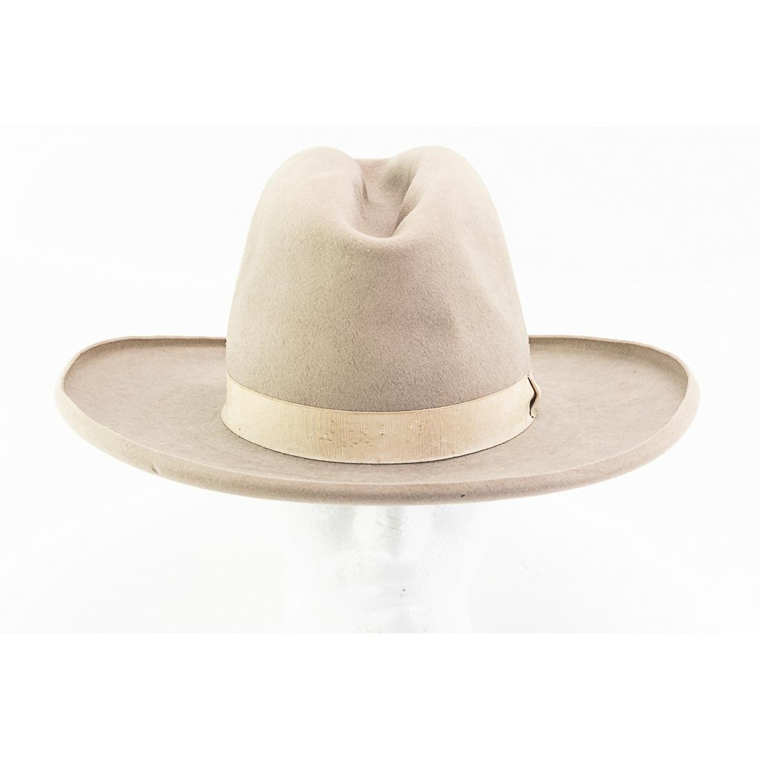 Vintage Carlsbad Hat in Box: Vintage Carlsbad Hat in Box. 15 1/2" L x 14 1/4" W 16" D. Condition good. See photos.