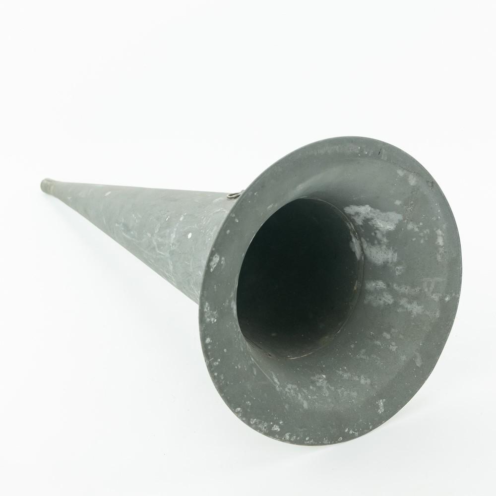 Vintage 23.5" Cylinder Phonograph Metal Horn: In good overall condition, with some minor scratches and spots noted. Standing 26" tall with a 9.5" diameter at the bell. Recessed end for connection. Perfect addition to your collection. Please see p