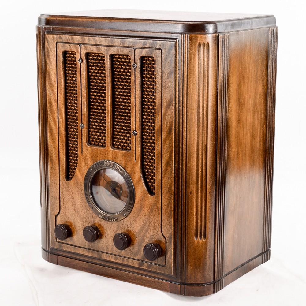 1934 RCA Victor Tombstone Radio Model 118: 5 tubes. AM/SW bands. Very good condition. 18"x14"x10. Untested. See photos.
