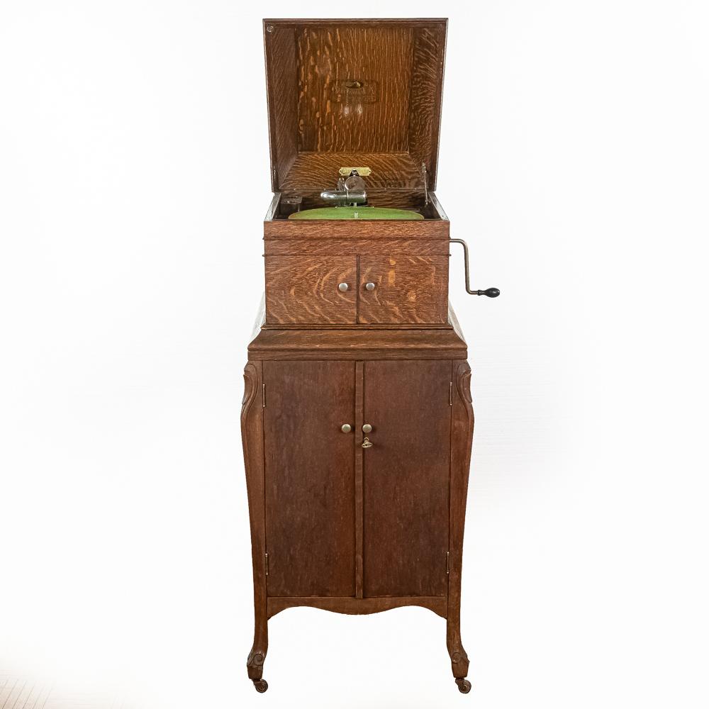 Victor VV IX Phonograph w. Record Cabinet (1 of 18)