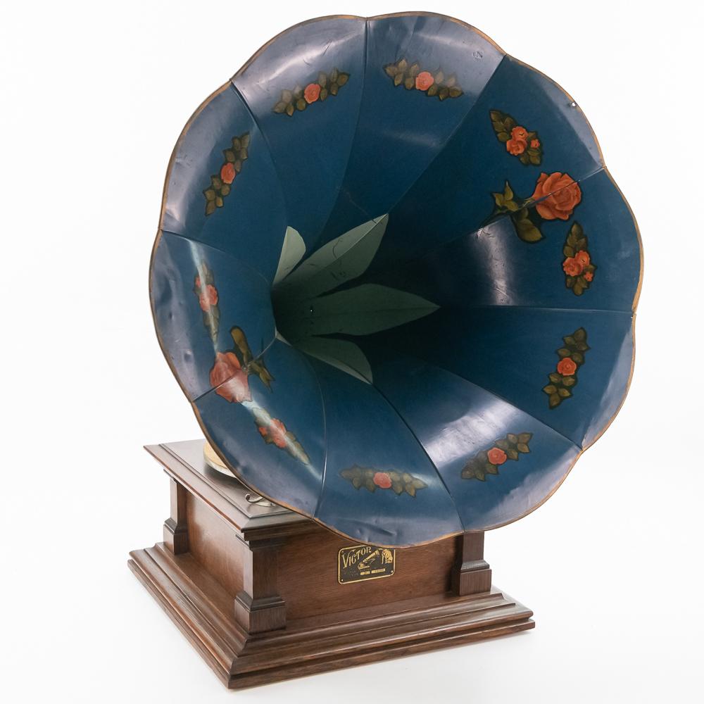 Victor D Phonograph with Flowered Horn (1 of 15)