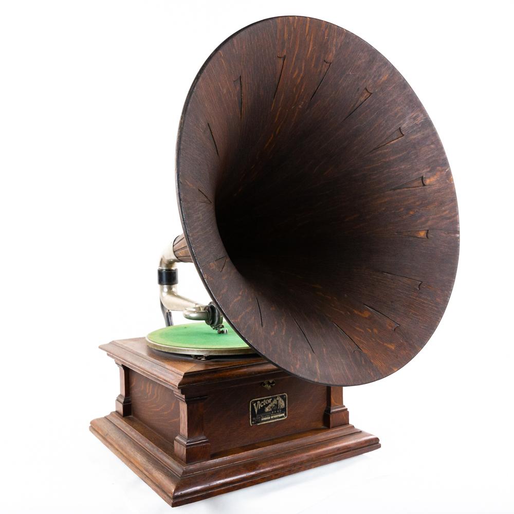 Victor V Disc Horn Phonograph with Wood Horn (1 of 13)