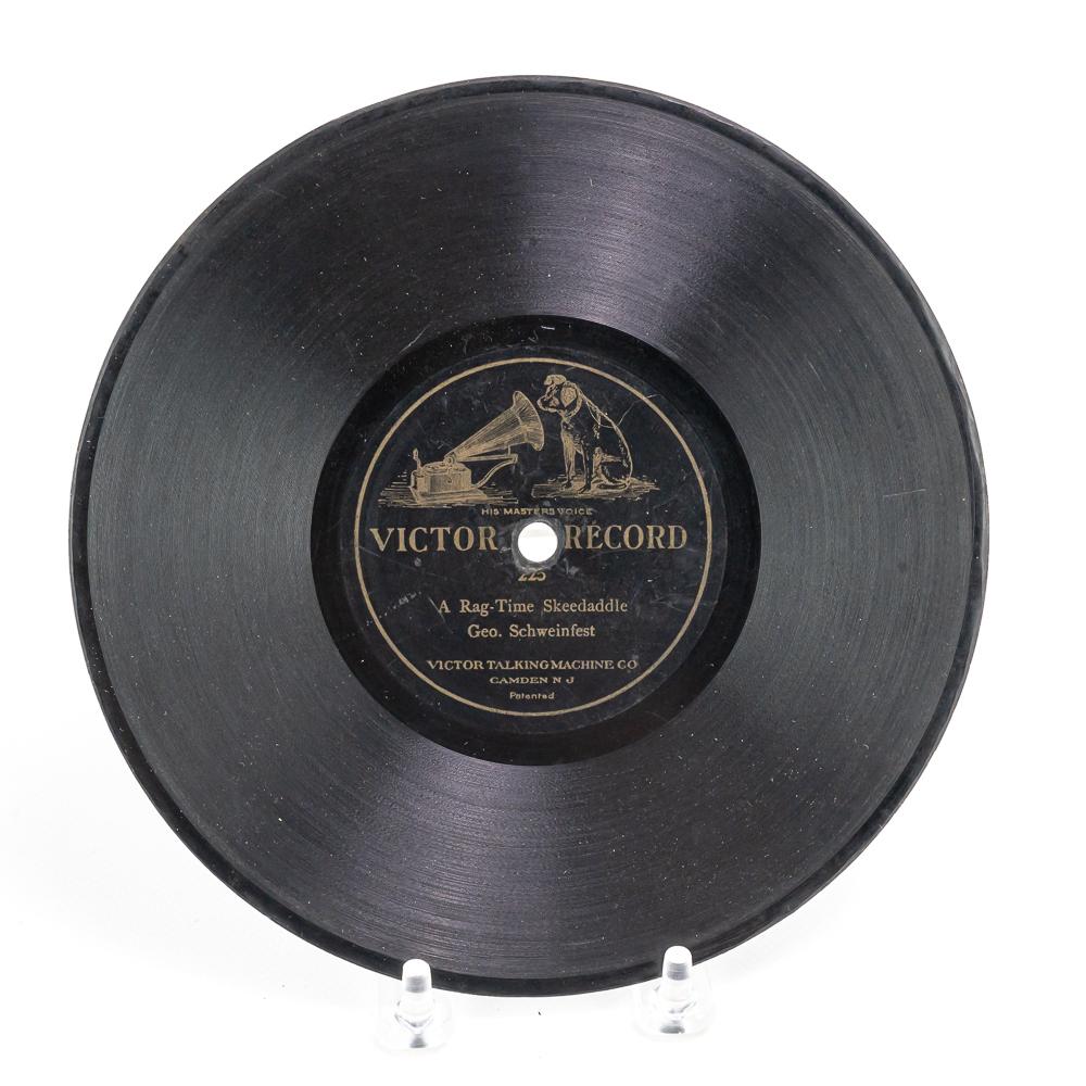 Victor 7" Disc Record 225 (1 of 2)