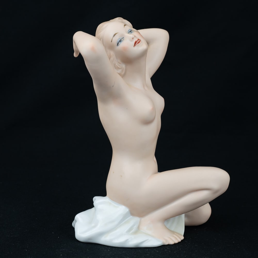 Wallendorf Porcelain Nude Woman Kneeling 1764/1868: Very nice vintage Wallendorf Germany porcelain nude woman kneeling #1868. In very good overall condition with no chips or cracks noted. Stands 8" tall, Wallendorf 1764 stamped on bottom side. Please s