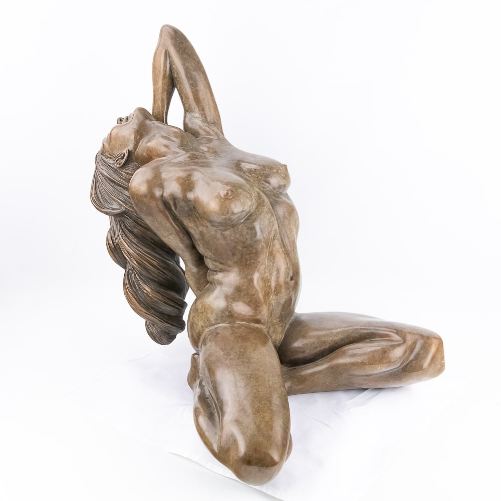 2000 Richard Hallier Nude Female Bronze Sculpture: Hard to find Richard Hallier nude female bronze sculpture. Very good overall condition with light wear and patina noted; indicative of age and use. The inner side of the models right knee does have an