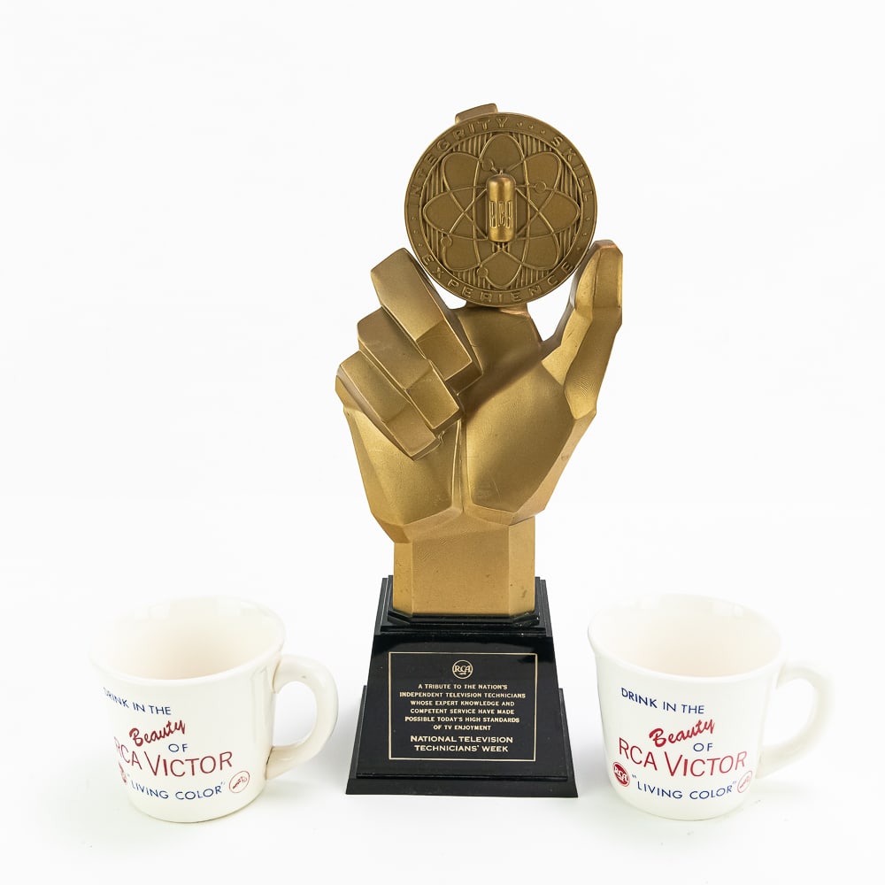 RCA Victor TV Award & 2 Mugs (1 of 12)