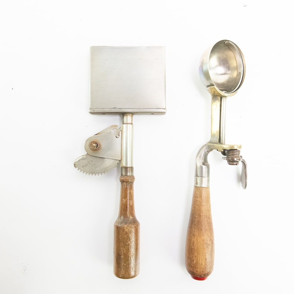 Mayer Mfg. Co Antique Square & Indestructo Scoops (1 of 12)