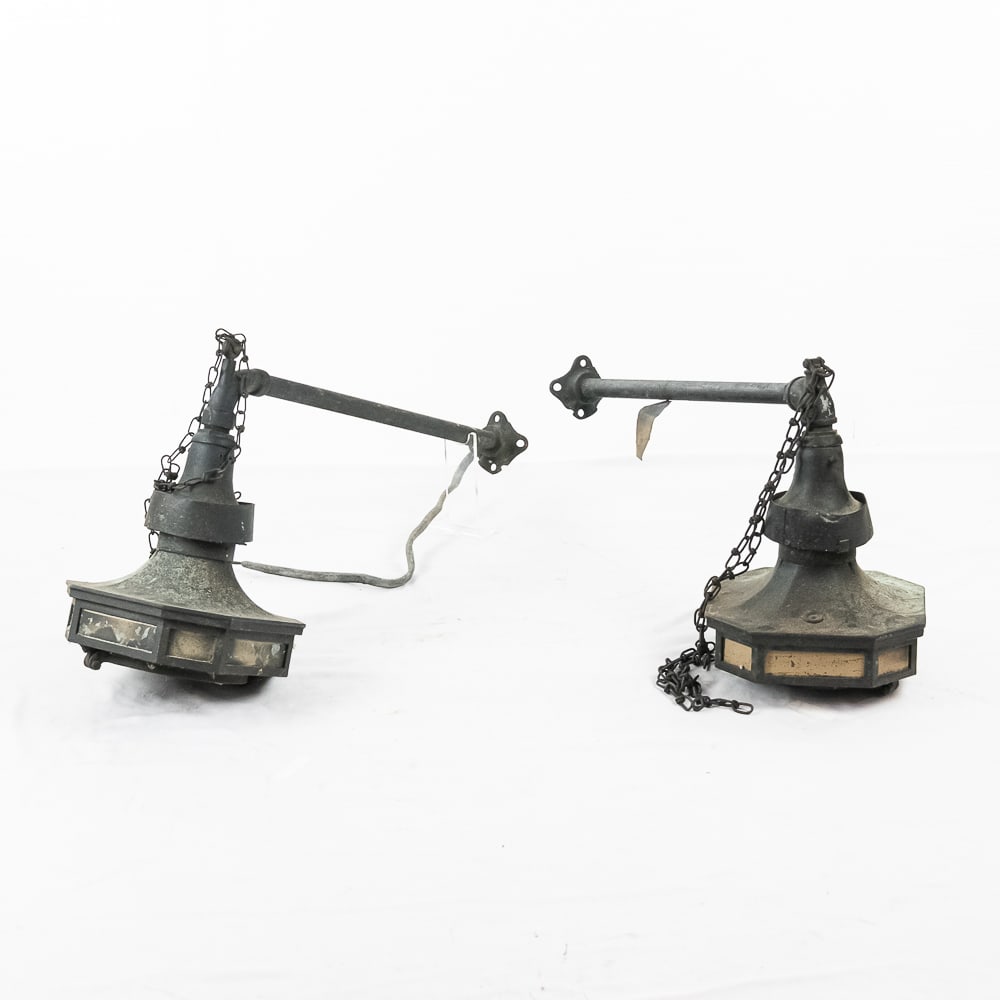 (2) Vintage Wall Mounted Exterior Light Fixtures (1 of 8)