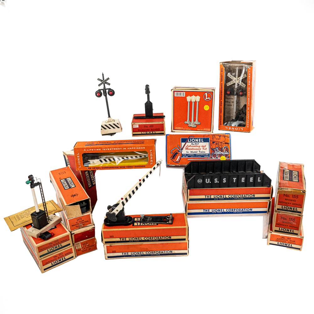Collection of Vintage Lionel Train Accessories (1 of 14)