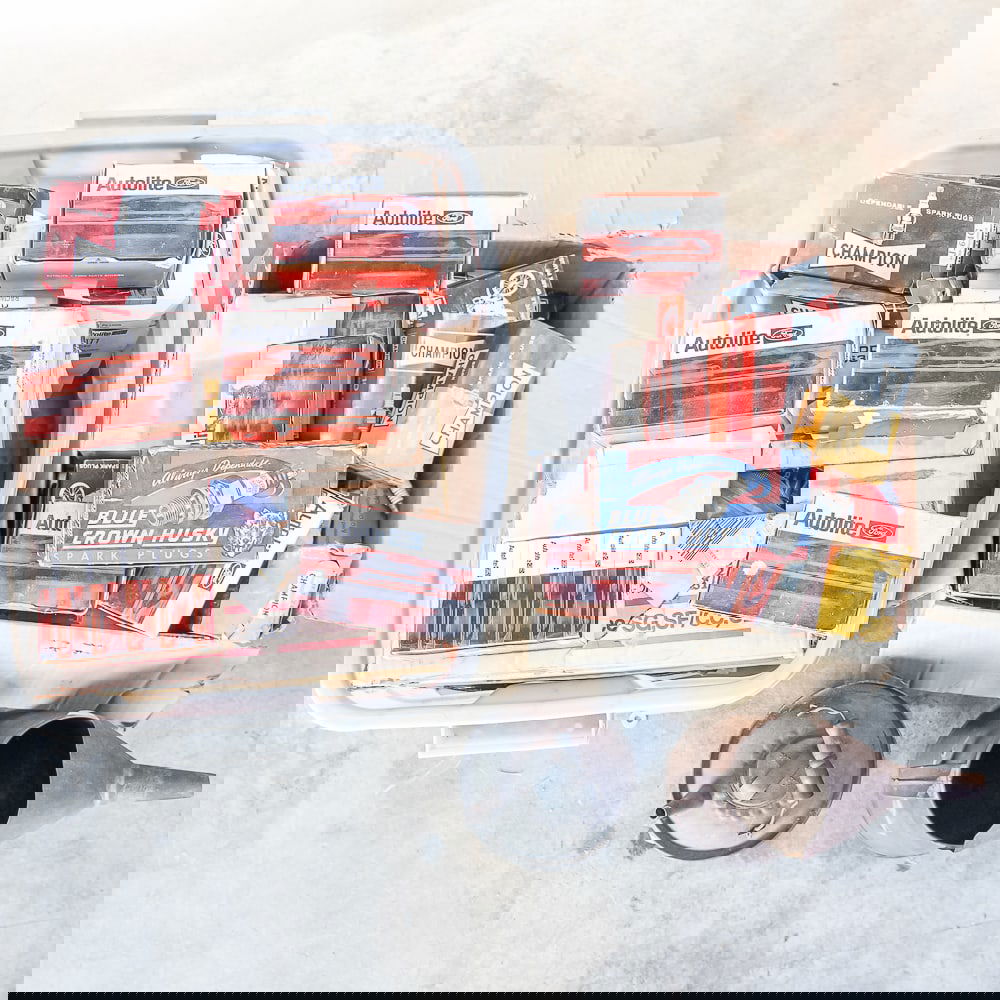 Huge Lot Of Vintage Spark Plugs (1 of 4)