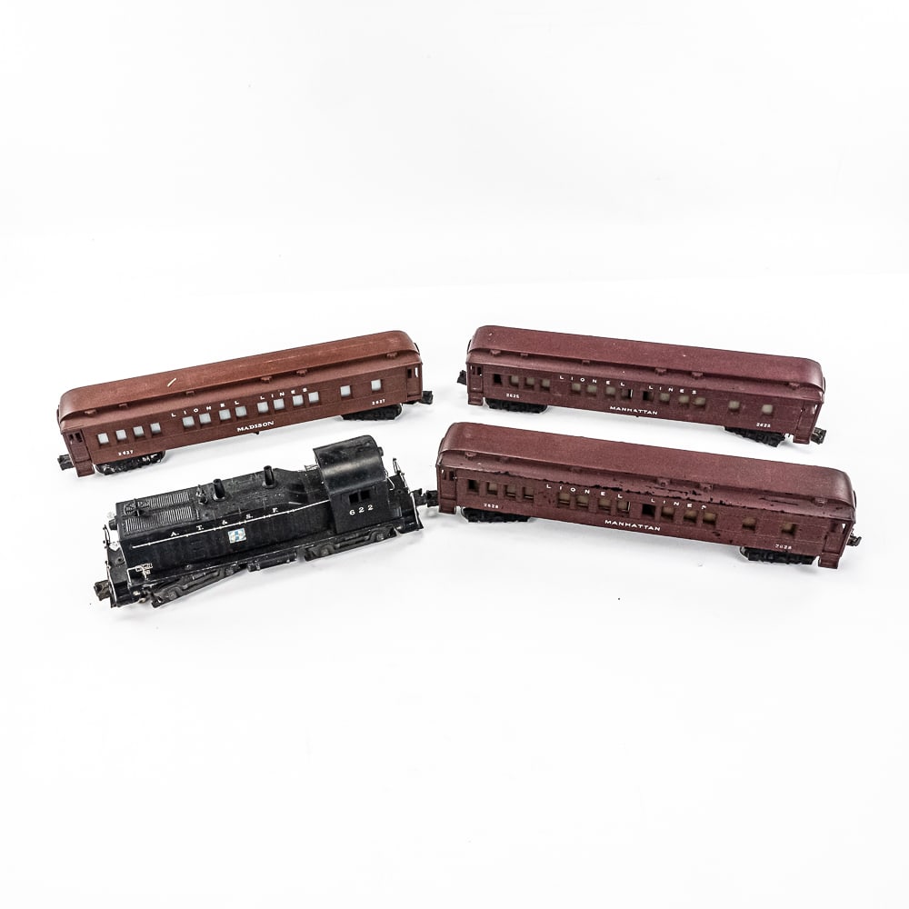 Lionel #622 Diesel #2625 #2627 & #2628 RR Cars: Collection of (3) postwar Lionel Lines #2625 Manhattan, #2627 Madison (MISSING END PIECES) & #2628 Manhattan passenger railway cars along with Lionel #622 diesel engine. In good overall condition with