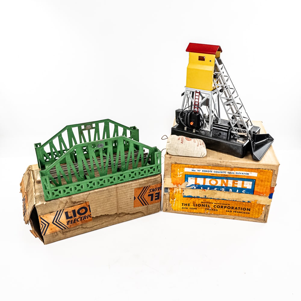 Lionel No. 97 Coal Elevator & No. 280 Green Bridge: Collection features both a Lionel standard gauge no. 97 remote control coal elevator & Lionel no. 280 green standard gauge single span bridge both in very good overall condition still inside original 