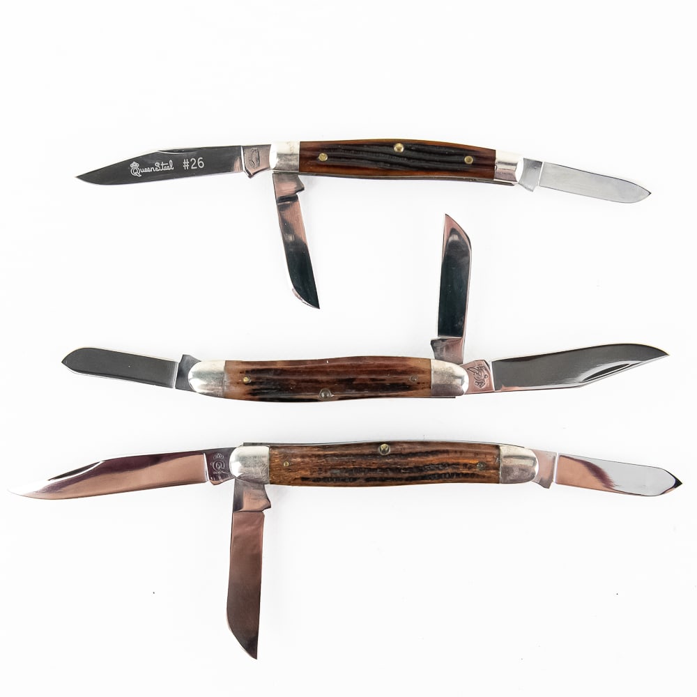 3 Queen Cutlery - 3-Blade Folders: 3 very nice Queen, 3-blade folders ranging from 3.25"-4.00" closed with bone scales. All are extra clean with great snap. These would make a great start for any Queen Cutlery collection!