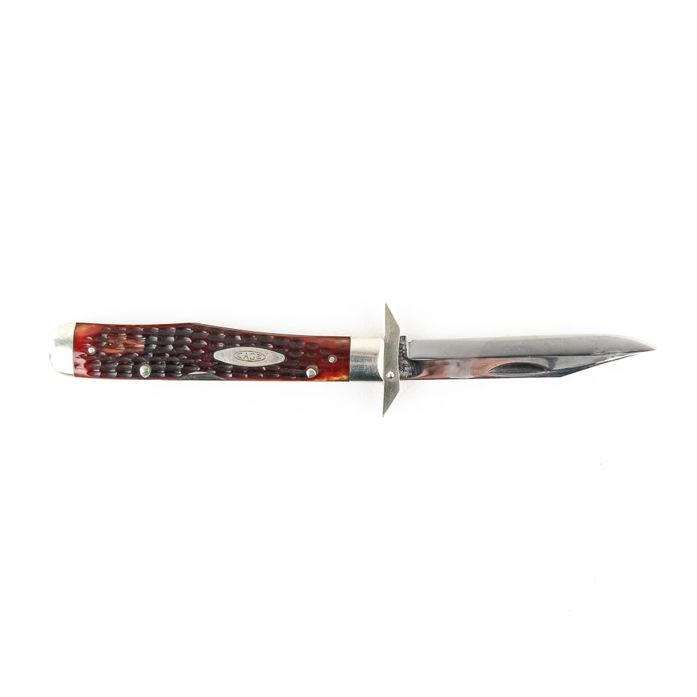 Case XX Model 61111 1/2 L Folding Knife: Case XX Model 61111 1/2 L Cheetah Folding knife. Very interesting vintage folding knife with folding finger guard and red bone handles. Extremely hard to find knife is in excellent condition for era.