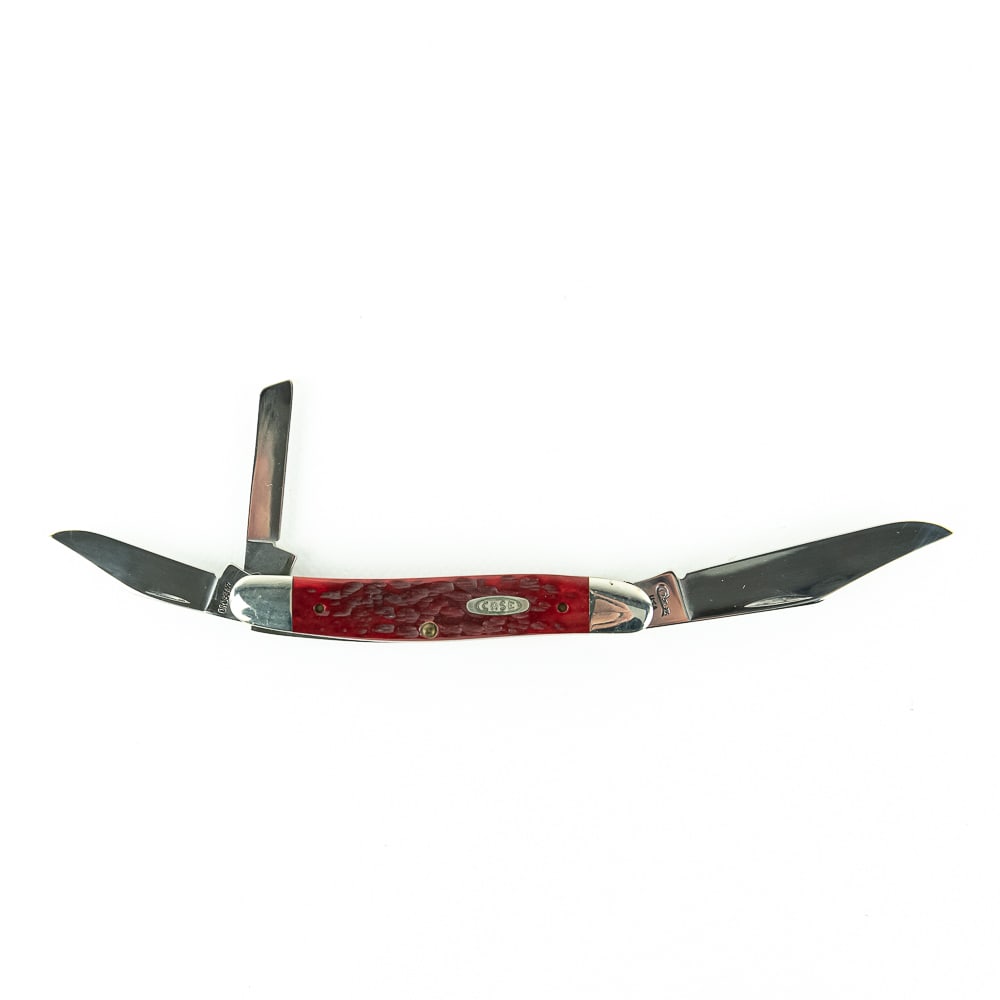 CASE XX USA, #DRO6347 3-Dot Stockman - 90's: Beautiful red jigged bone 3-blade Stockman from the 1990's. Bone scales are without flaws. Stainless Steel blades appear to be unused and retain good snap. Great looking classic design. 3-7/8" closed.